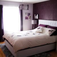 Mørkt soveværelse med hvidt tæppe på sengen