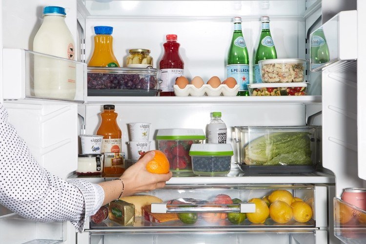 Opbevar mad i beholdere i køleskabet