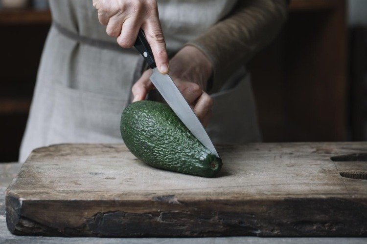 god mad til leveren som avocado skåret med kniv