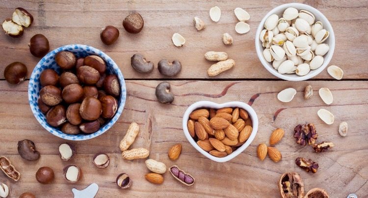 Forbruge forskellige nødder til en sund lever hver dag som nibbles og snacks