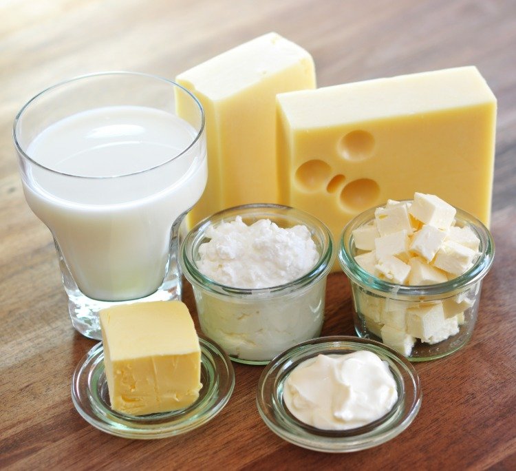 Spis hytteost og andre mejeriprodukter som ost og smør til sund lever