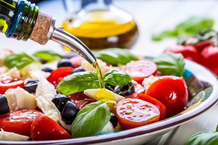 Smag middelhavssalaten med olivenolie til sund lever