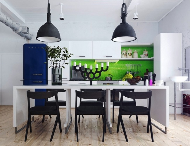 Køkken design lysestage metal vedhæng lysegrøn bagvæg-spisebord hvide stole sort