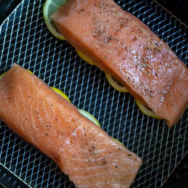 Laks på citronskiver, så fisken ikke klæber til gitteret