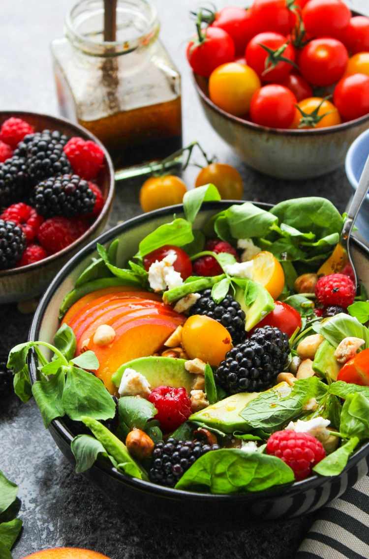 sommersalater-opskrifter-brombær-hindbær-fersken-avocado-dressing-balsamico