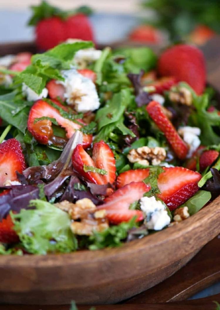 sommersalater-opskrifter-blandet salat-jordbær-gorgonzola-mynte-eksotisk
