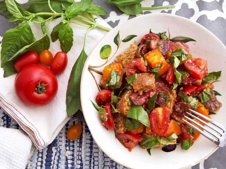 Italiensk brødsalat Panzanella sommersalater opskrift vegetar