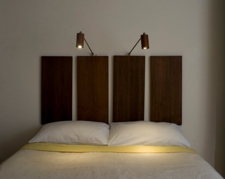 Læselampe på sengen -moderne-soveværelse-sengegavl-træpaneler-lys-træ ser mørkt ud