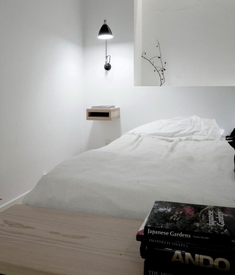 Læselampe på sengen -moderne-soveværelse-minimalistiske-hvide-skandinaviske-sengelinned-træbøger