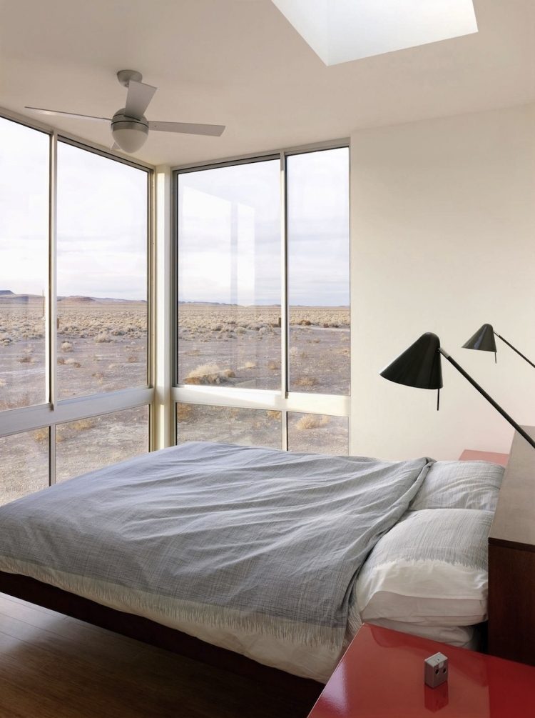 læselampe-seng-moderne-soveværelse-minimalistisk-vindue-væg-ventilator-lille-rød