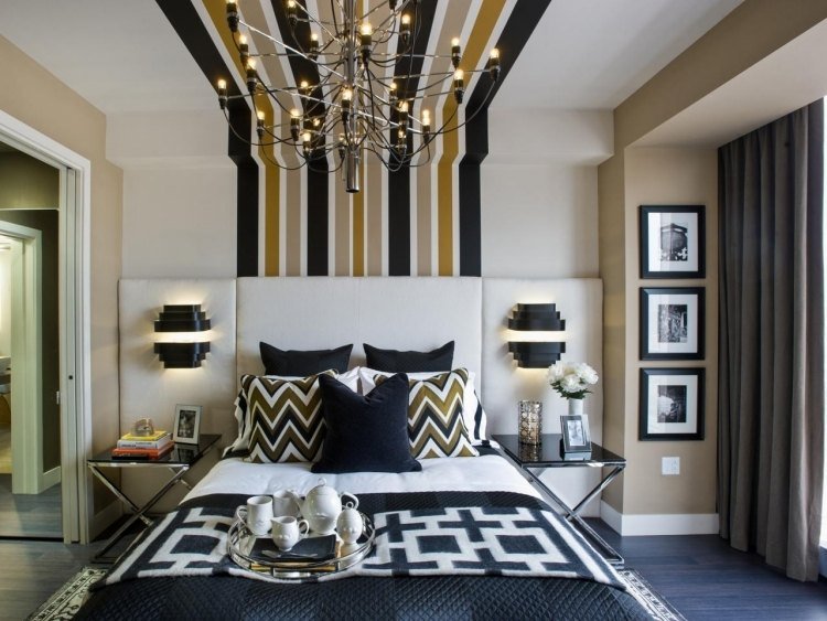 læselampe-seng-moderne-soveværelse-ekstravagante-striber-loft-beige-sort-hvid-hovedgærde betrukket