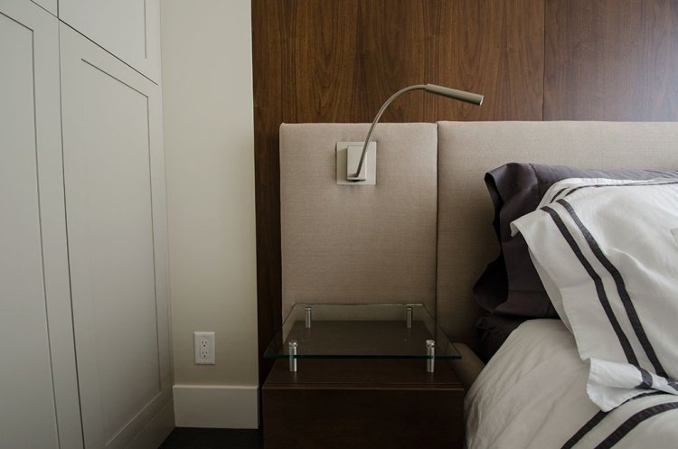 læselampe-seng-moderne-soveværelse-sengegavl-polstret-beige-træ væg-mørk-garderobe