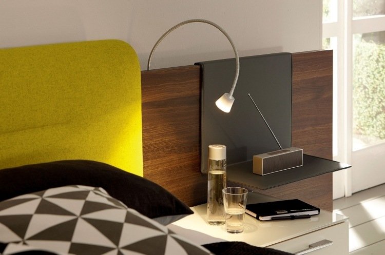 læselampe-seng-moderne-soveværelse-sengegavl-polstret-gul-træ-sengebord-sengelinned-sera