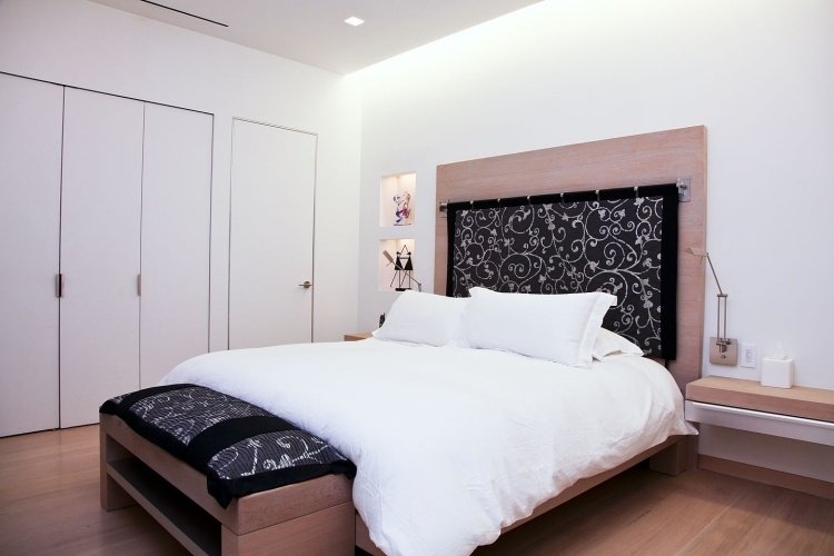 læselampe-seng-moderne-soveværelse-sengegavl-polstret-sort-ornamenter-sengelinned-hvid-garderobe