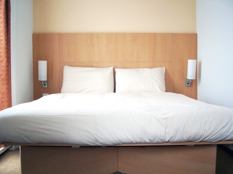 læselampe-seng-moderne-soveværelse-får-sengegavl-lille-værelse-sengelinned
