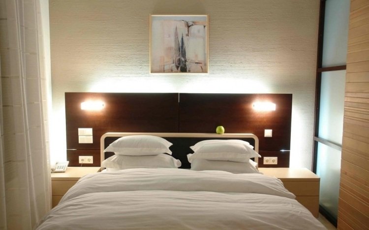 læselampe-seng-moderne-soveværelse-sengegavl-sengelinned-væg-træ-se-hvidt-sengeborde