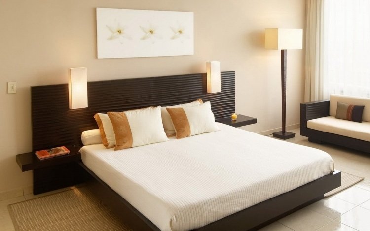 læselampe-seng-moderne-soveværelse-sort-beige-væg-farve-billede-lyst-oversvømmet med lys