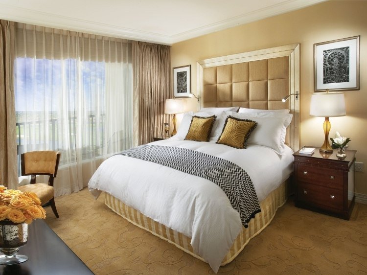læselampe-seng-moderne-soveværelse-beige-sengegavl-polstrede-billeder-gardiner-gardiner