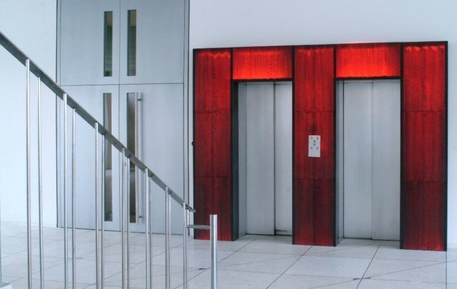 gennemsigtig rød farve belyser moderne bygning
