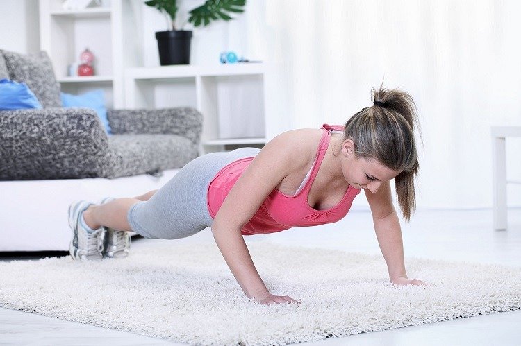 Pushups Lær kvinder fitnessøvelser derhjemme Træning i fuld krop