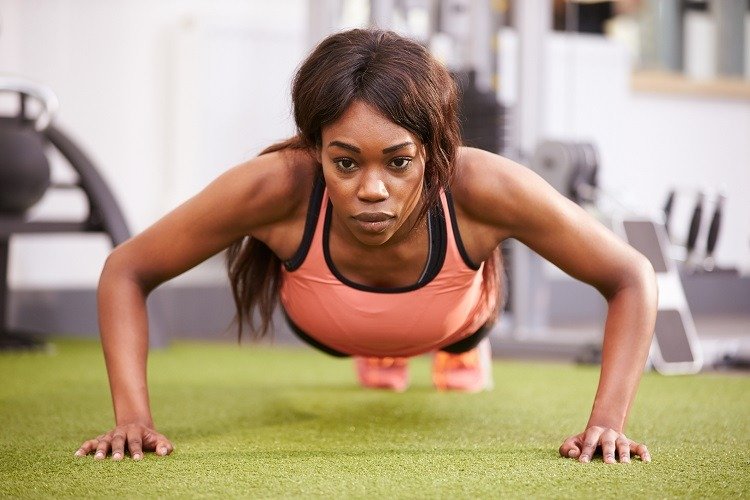 hvad bringer pushups til kvinder, der udfører push ups motion