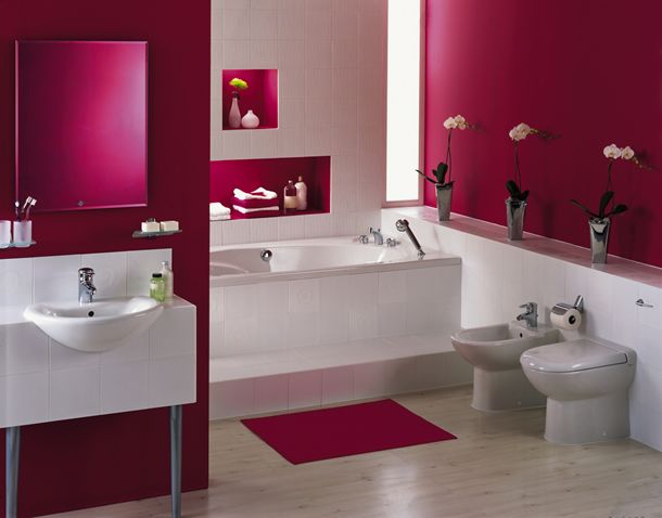 lyserødt badeværelse med hvid dekoration