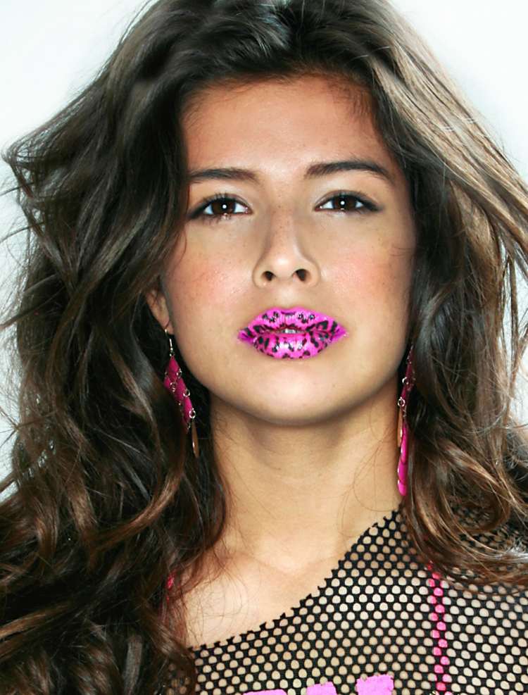 læber-make-up-pink-leopard-mønster-sort-accenter-tatovering