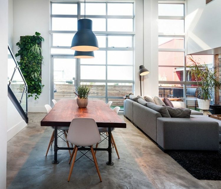 loft interiør laden træ stue spisestue moderne gulvlampe vindue