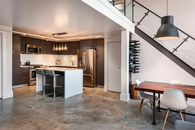loft interiør lavet af laden træ køkken gråhvide trapper spisebord design