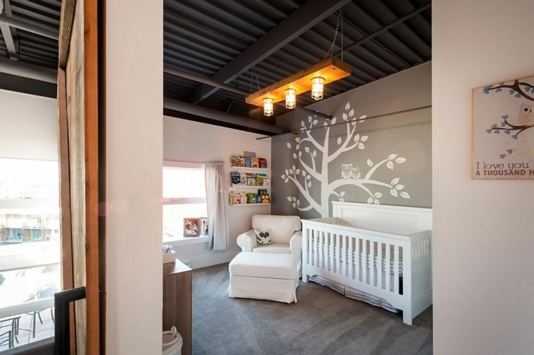 loft interiør laden træ baby værelse seng vægklistermærke laminat grå