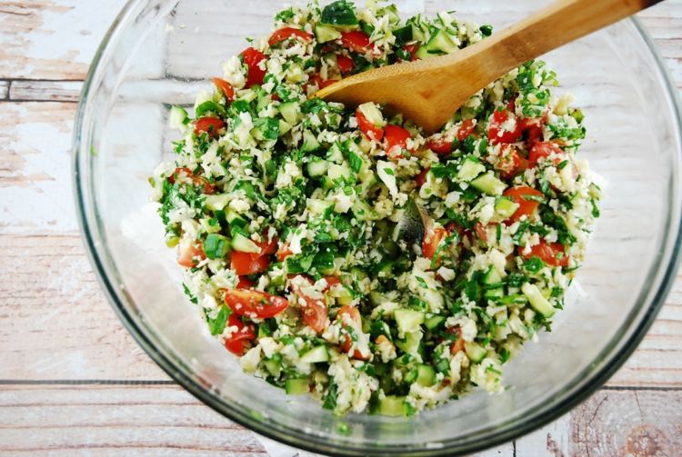 Lav-kulhydratopskrifter salat-vegetar-tabulat-blomkål-i stedet for-bulgur