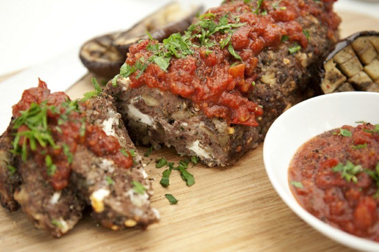 lav-carb-opskrifter-middag-kødbrød-feta-tomatsauce