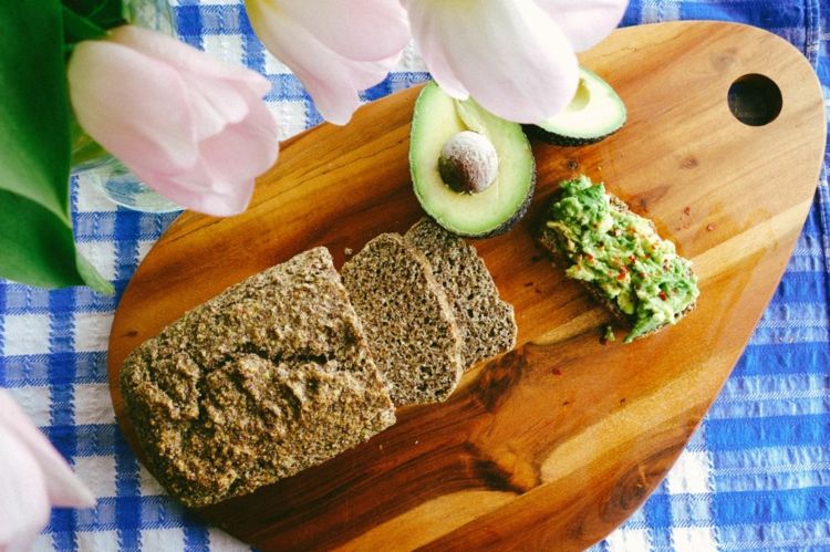 lav-carb-opskrifter-kornbrød-mandel-avocado