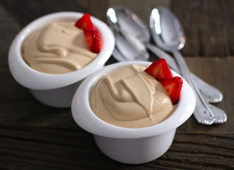 lav-carb-opskrifter-desserter-peanut-mousse-jordbær