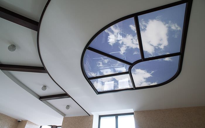 سقف متعدد المستويات مع تقليد النافذة