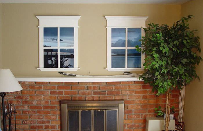 نافذتان مزيفتان على جدار من الطوب