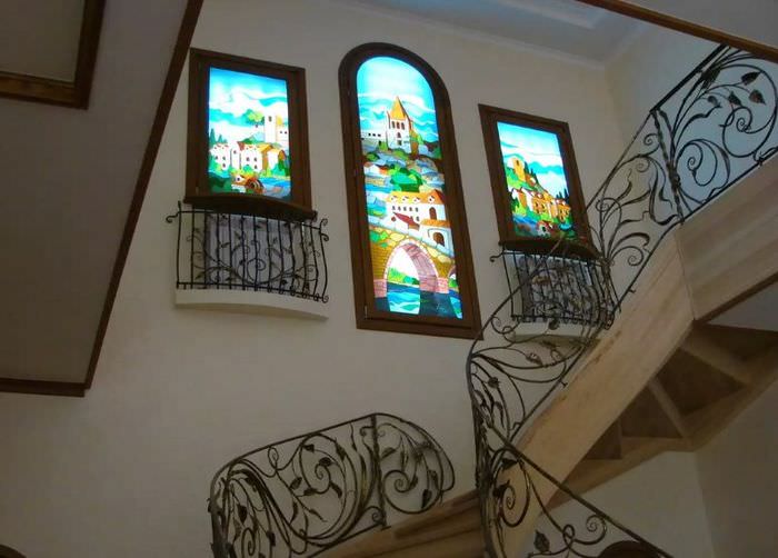 Decorarea unui perete de scară cu imitație de ferestre