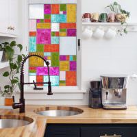 نافذة زجاجية ملونة صغيرة فوق حوض المطبخ