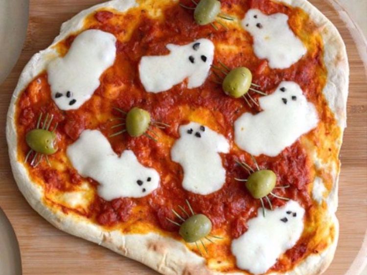 sjov-halloween-opskrifter-skræmmende-forretter-uhyggelig-spøgelses-pizza