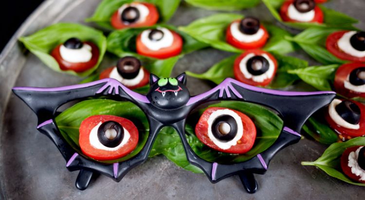 sjov-halloween-opskrifter-skræmmende-forretter-øjne-caprese-salat-flagermus