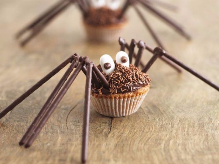 sjove-halloween-opskrifter-skræmmende-forretter-uhyggelige-fingermad-muffins-edderkopper