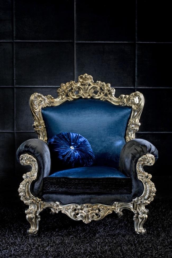 Rokoko lænestol Alexander ornamenter indigo blå polstring stel sølv exedra