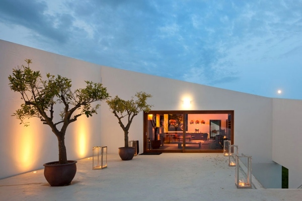 Tagterrasse betonhus eksotiske træer væglamper design