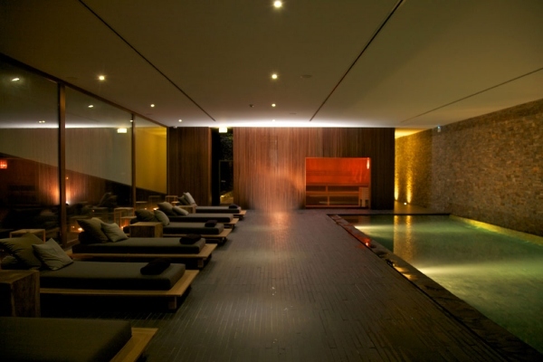 Hotel indendørs pool liggestole-sort loftsbelysning