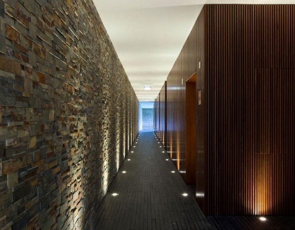 Korridor luksushotel interiørdesign gulvbelysning