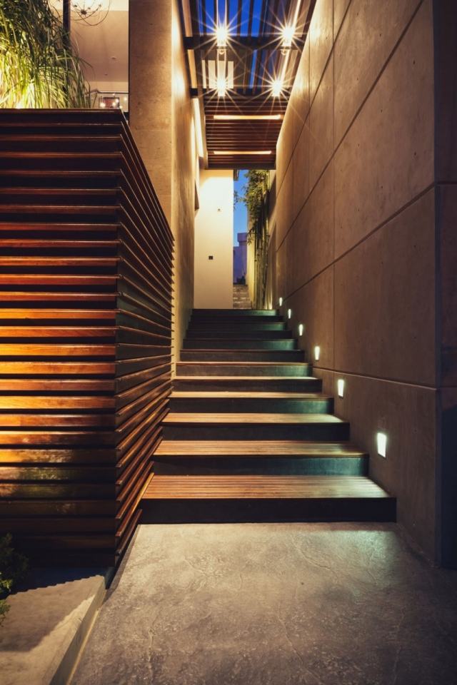 Moderne-bolig-beton-konstruktion-udvendige trapper-træ-elementer