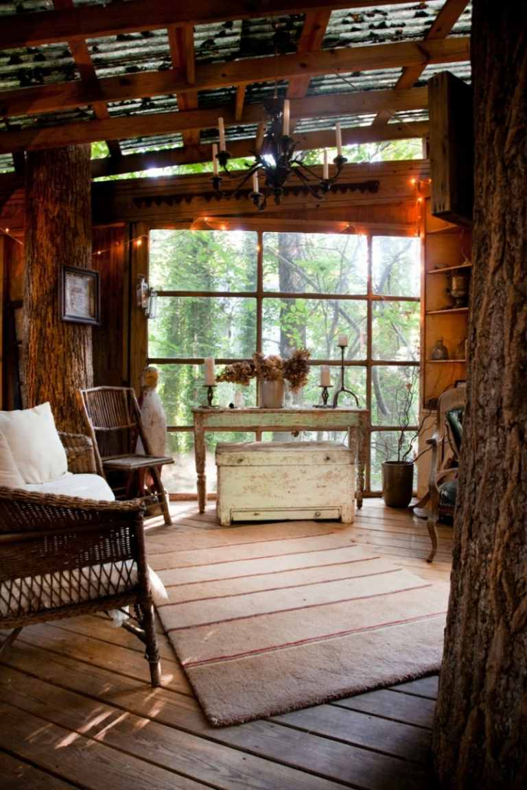 træhus-stue-stue-kommode-skænk-antik-gammelt-tæppe-ratan-møbler-fe lys