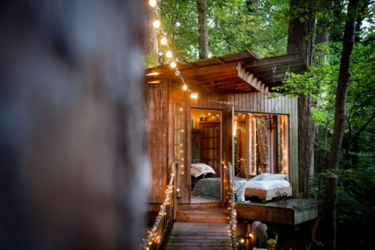 Træhus til stue-soveværelse-reb bro-fe lys-romantisk-natur-træer-skov