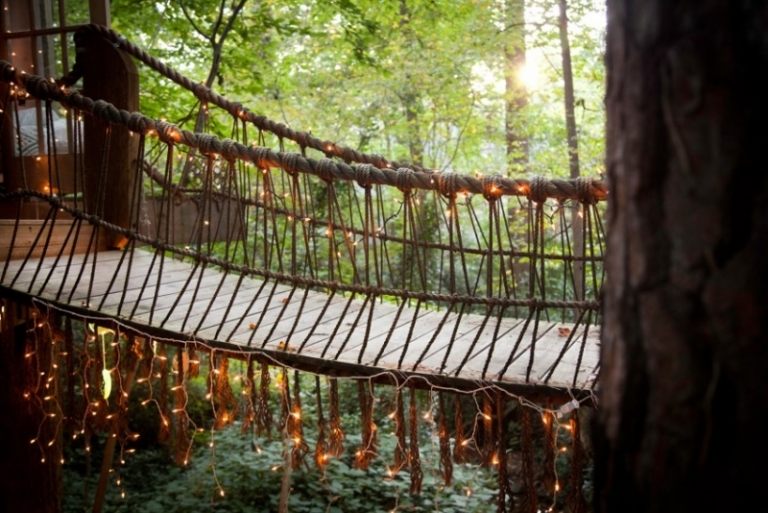 Træhus til levende-fe lys-reb bro-skov-træer-stor-gammel-romantik