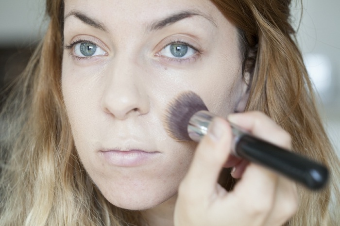Makeup-ideer anvender pulver 1